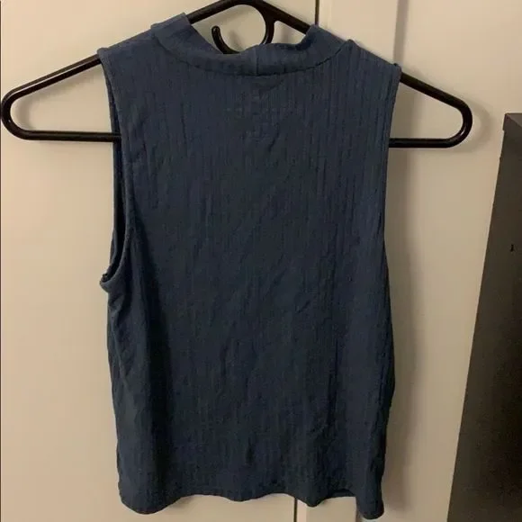 AEO Tank with Cutout - Picture 4 of 4